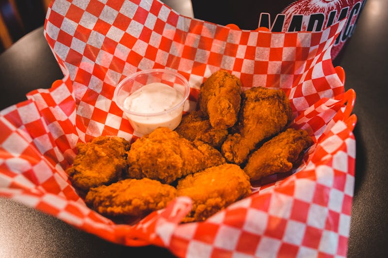 Crispy wings with choice of sauce and celery sticks
